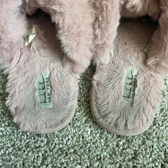 Pink fuzzy slippers - Picture 5 of 13